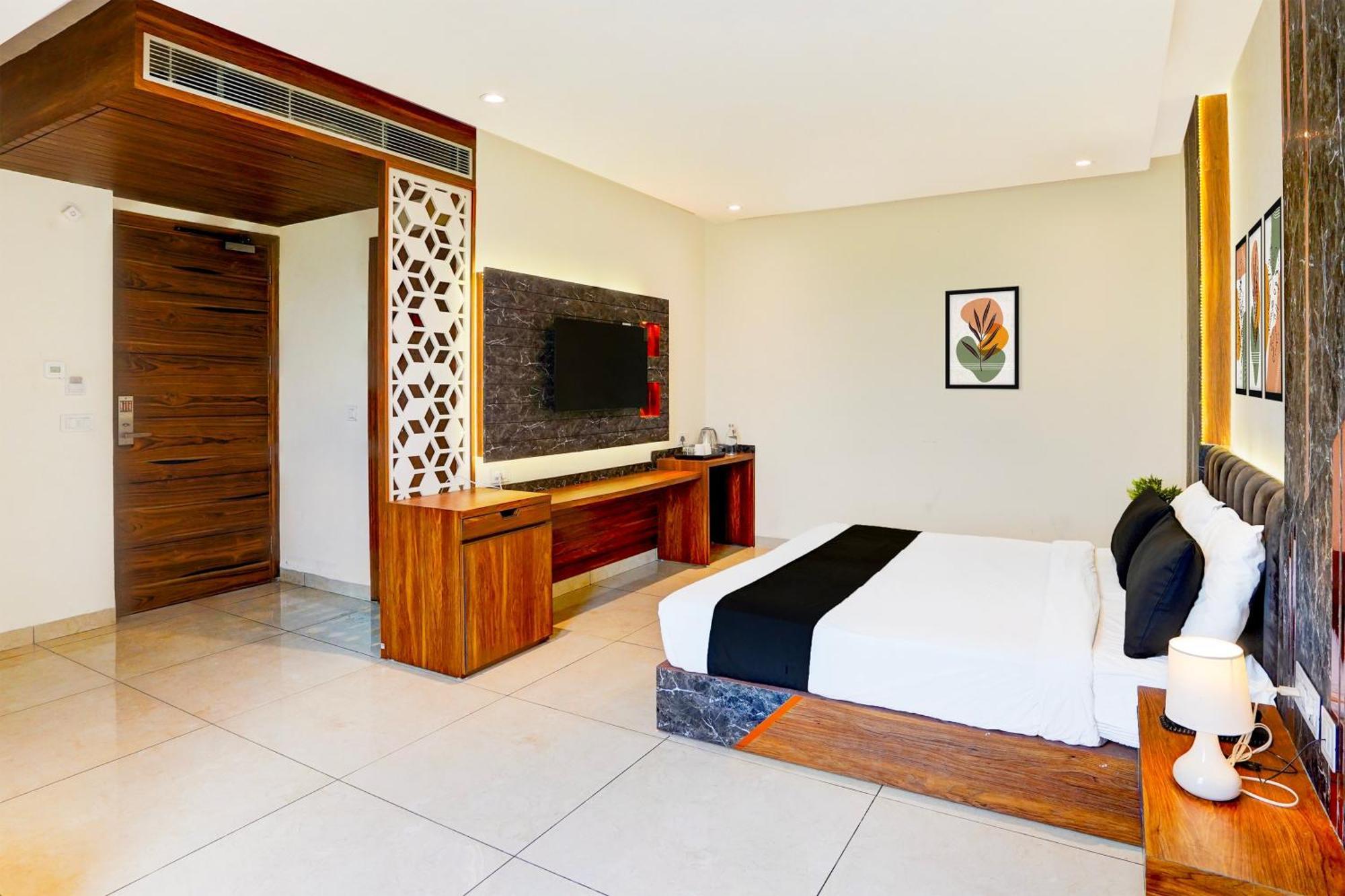 Aerotech Plaza Hotel 4*